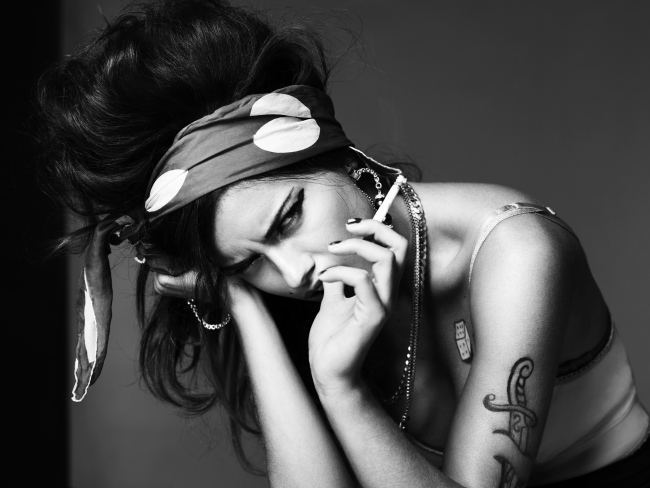Adriana-Lima-as-Amy-Whinehouse-cigarette