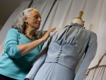 Madonna_borrows_a_dress_from_a_museum_for_film_WE