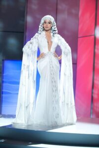 Egér a jelmezbálban- Miss Universe nemzeti viseletek