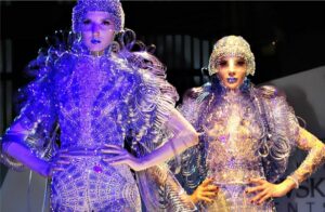 A Swarovski kristály két oldala