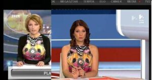 Két tévécsatorna, két híradós, ugyanaz a ruha