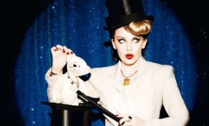 Kylie Minogue divatkönyvvel ünnepel