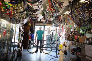 A fixis bringások ikonjával, a Brick Lane Bikes-szal készít közös kollekciót a H&M