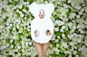 Bea Szenfeld papírruhái Lady Gaga G.U.Y. videójában