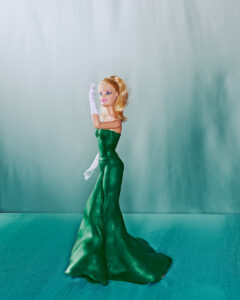Cuki Charles James ruhákat kapott Barbie