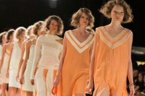 Kortárs szobrok és a húszas évek találkozása az alapozós nejlonnal - Je Suis Belle 2015