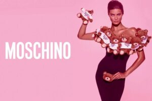 Plüssmaciba rejtette új parfümjét a Moschino
