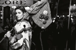 Gisele Bündchen mezitláb pózol a Chanel 2015-ös kampányában