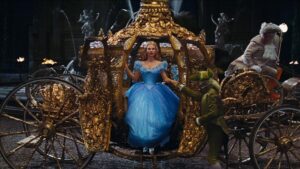 Oscar díjas tervező készítette a Cinderella jelmezeit