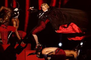 Kinek a hibája okozta Madonna esését a Brit Awards-on?