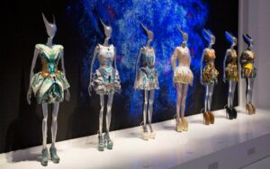 Augusztusig Londonban az Alexander McQueen kiállítás
