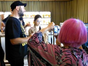 Zandra Rhodes backstagé-ben jártam
