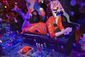Harvey Nichols karácsonyi kirakata disco klubot idéz