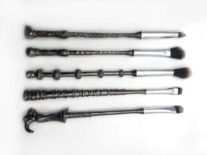 Harry Potter varázspálcáival boszorkányosan jól megy sminkelés