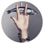 Fornasetti design női arc tányér hal kéz
