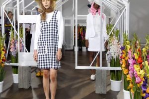 Peter Jensen London Fashion Week virágok divattervező