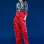 Mary Katrantzou ruha divat piros nadrág