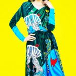 Mary Katrantzou türkíz mintás ruha divat