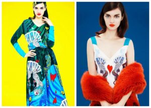 Mary Katrantzou türkíz mintás ruha divat