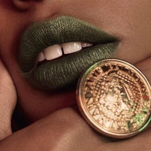 Itt vannak az első képek a L’Oréal X Balmain rúzs kollekcióról