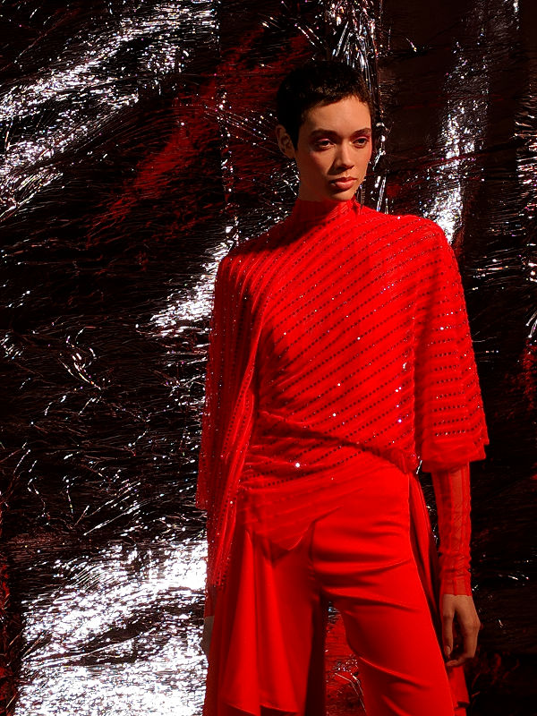 Paula Knorr London Fashion Week AW 19 20 divathét piros ruha