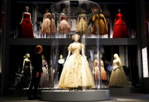 Így készült a Victoria & Albert Museum Dior kiállítása