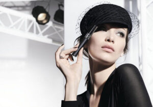 Bella Hadid a Dior Makeup arcaként tündököl
