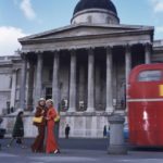 Trafalgar Square, londoni Nemzeti Galéria. Fekete Klári és Takács Zsuzsa manökenek