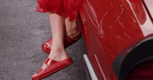 Itt a világvége! Megérkezett a Valentino X Birkenstock együttműködés