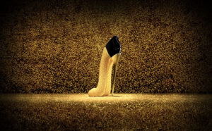 Csillogó arany cipő Carolina Herrera legújabb Good Girl parfümje- Glorious Gold