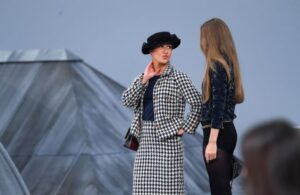 Humorista ugrott a modellek közé a nézőtérről Chanel bemutatóján