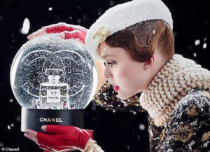 Lily-Rose Depp a Chanel 5 karácsonyi reklámjában cukiskodik
