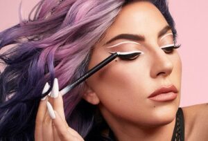 Lady Gaga fantasztikusan fest smink márkájának új kampányában