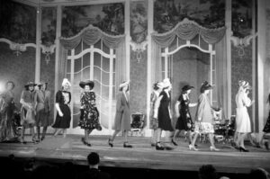 Divatbemutató az Operettszínházban a negyvenes évekből